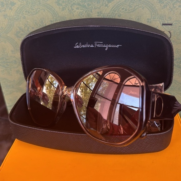 Salvatore Ferragamo Oversized Gradient
Sunglasses 100% Authentic
$229 $559 - Picture 2 of 7
